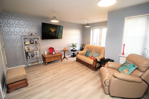 4 Hutton Court, Armthorpe, Doncaster, DN3 2BJ