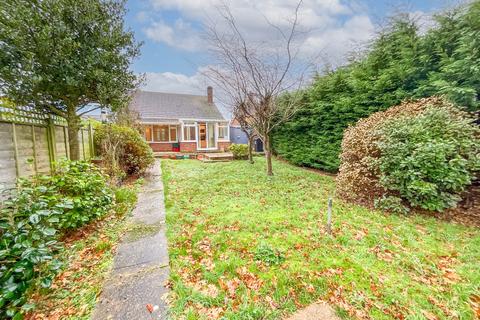 2 bedroom semi-detached bungalow for sale, Hucklesbury Avenue, Clacton-on-sea, CO15 5