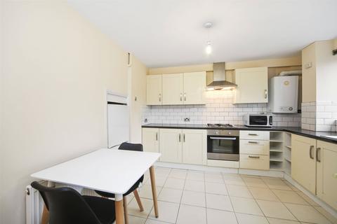 3 bedroom flat to rent, Windmill Lane London E15