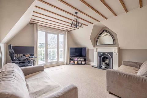 2 bedroom flat for sale, The Avenue, Datchet SL3