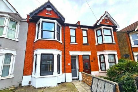 4 bedroom terraced house to rent, Southend-on-Sea SS2