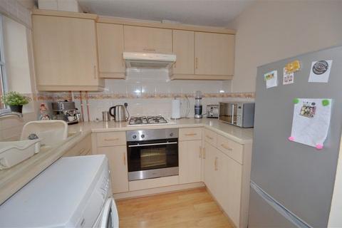 2 bedroom terraced house to rent, Parison Court, Castleford, WF10 4TG