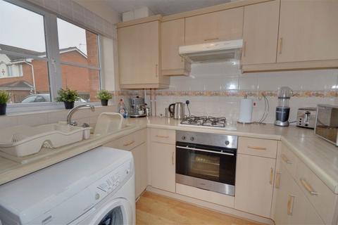 2 bedroom terraced house to rent, Parison Court, Castleford, WF10 4TG