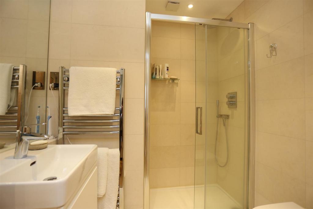 5 The Point ensuite.JPG