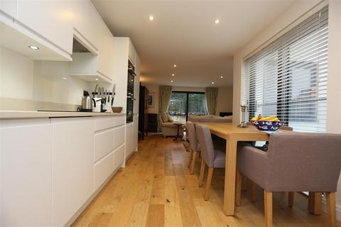 2 bedroom flat to rent, The Upper Drive, Hove