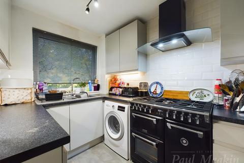 2 bedroom maisonette for sale, Woodpecker Mount, Pixton Way, Croydon, Forestdale, Surrey