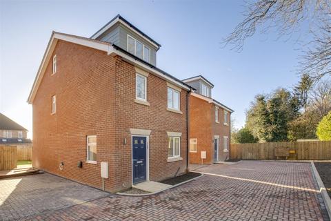 4 bedroom detached house to rent, Bramley Close, High Wycombe HP12