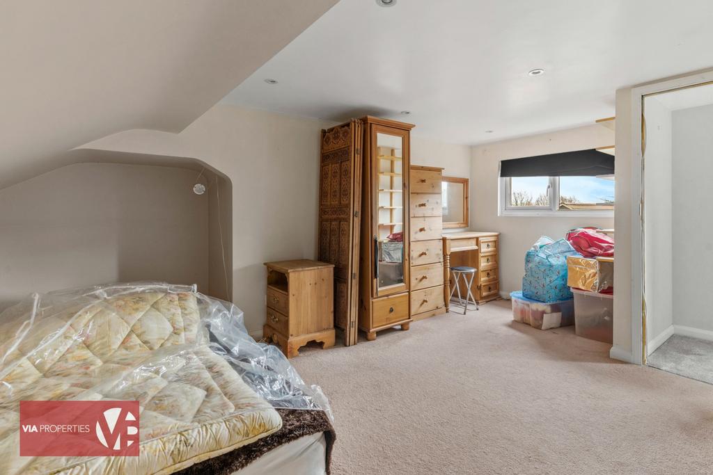 12 Badgers Croft Broxbourne EN10 7 ED via...