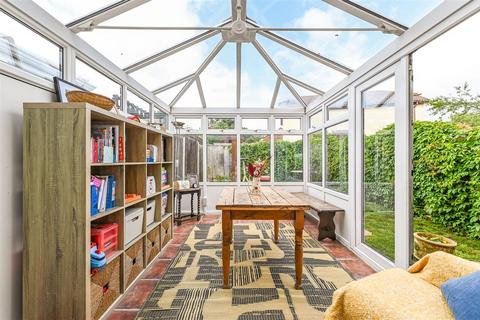 17 Olivers Meadow, Westergate, Chichester, PO20 3YA