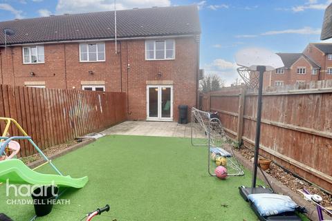 3 bedroom end of terrace house for sale, Westfield Gardens, Romford