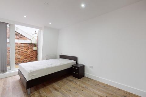 Studio to rent, Kilburn High Road