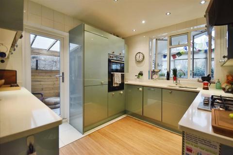 9 Willow Close, Brentford, TW8 8DE