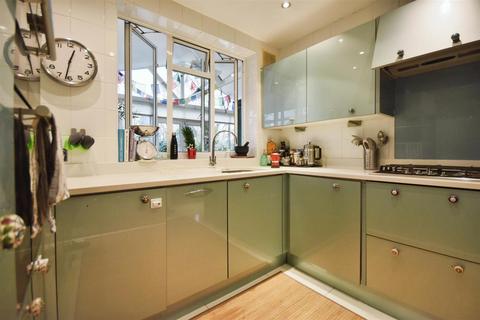 9 Willow Close, Brentford, TW8 8DE