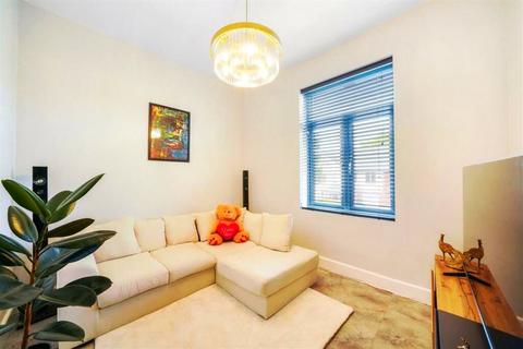 3 bedroom duplex for sale, Darwin Road, London