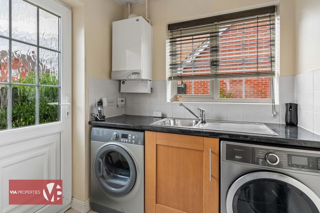 2 Harmondswood Close Broxbourne via properties...