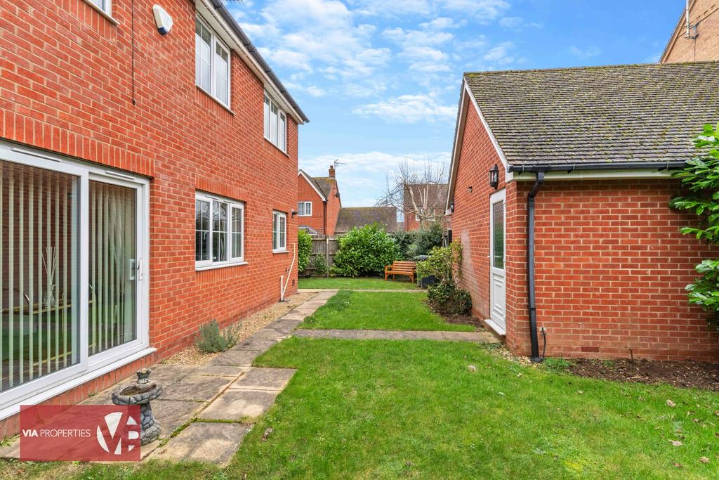 2 Harmondswood Close Broxbourne via properties est