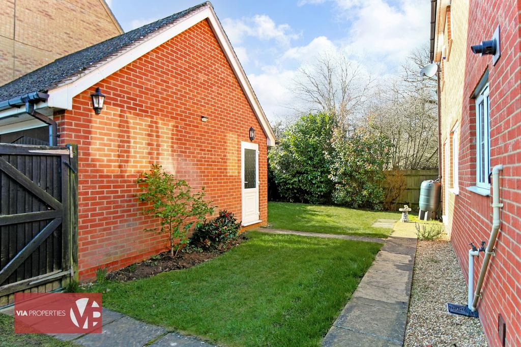 2 Harmondswood Close Broxbourne via properties est