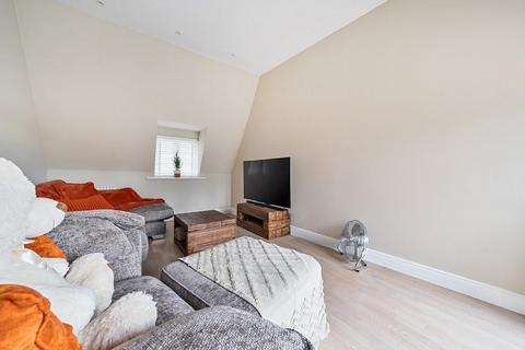 1 bedroom flat for sale, 24 Station Approach, Tadworth, Surrey. KT20