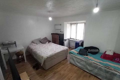 Studio to rent, Curie Gardens, Pasteur Close, Colindale