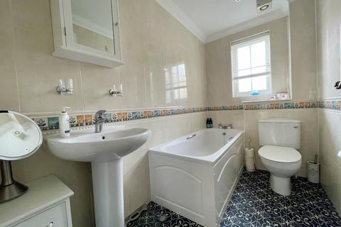 2 bedroom flat for sale, Long Beach Close, Eastbourne, East Sussex, BN23