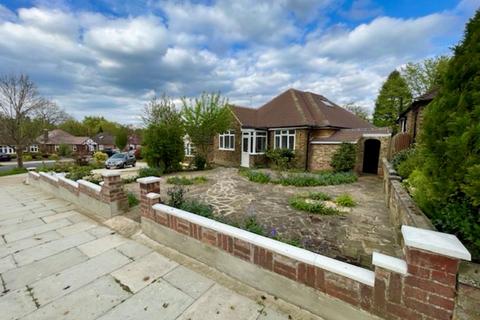 4 bedroom detached bungalow to rent, St. Lawrence Drive, Pinner HA5