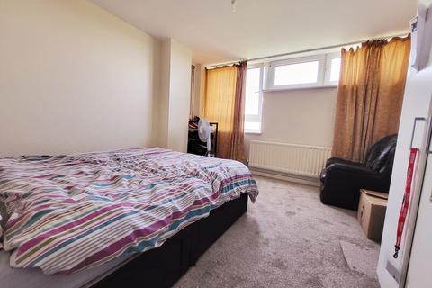 3 bedroom apartment to rent, Flat 36, Cam Court, Bibury Close, London