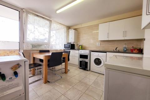 3 bedroom apartment to rent, Flat 36, Cam Court, Bibury Close, London