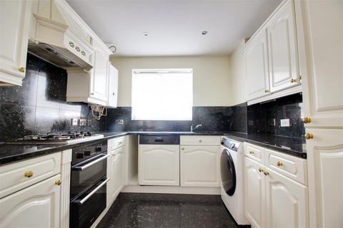 4 bedroom detached house to rent, Markham Road, West Cheshunt