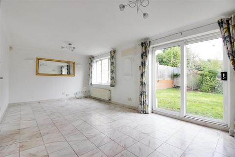 4 bedroom detached house to rent, Markham Road, West Cheshunt