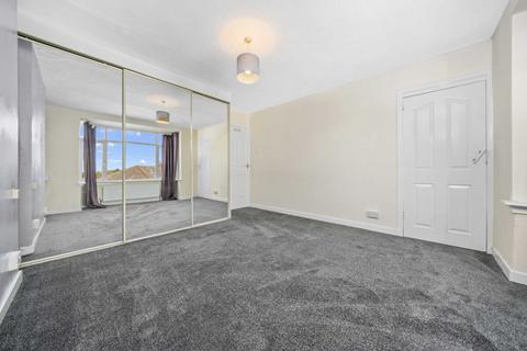 3 bedroom semi-detached house to rent, The Oval, Glasgow G76