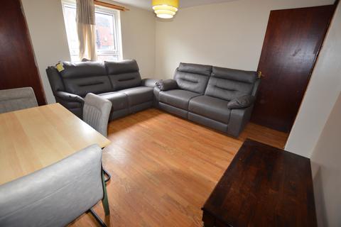 6 bedroom terraced house to rent, Ashville Grove, Hyde Park , Leeds LS6