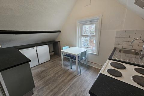 Studio to rent, Hamilton Road, Bournemouth