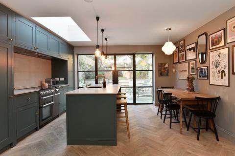 3 bedroom apartment for sale, Victoria Park Road, London E9