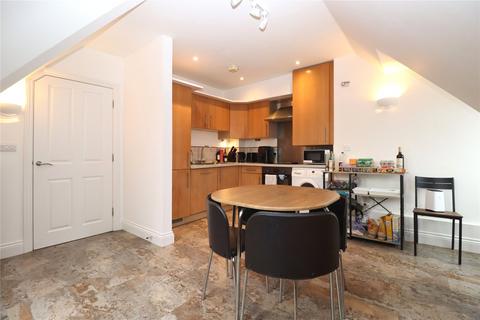 2 bedroom flat for sale, Claremont Avenue, Woking GU22