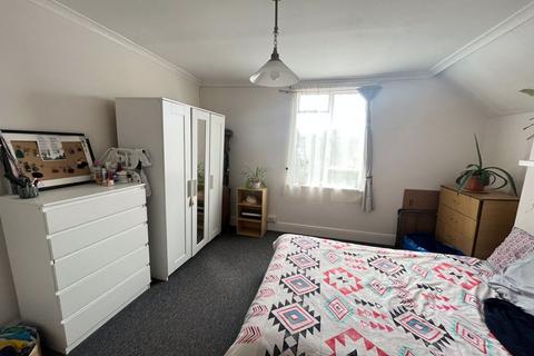 1 bedroom flat to rent, Top Floor 116 Robinson Road, London