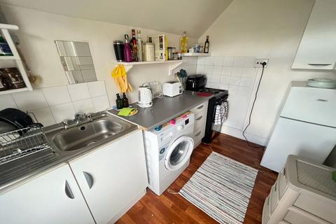 1 bedroom flat to rent, Top Floor 116 Robinson Road, London