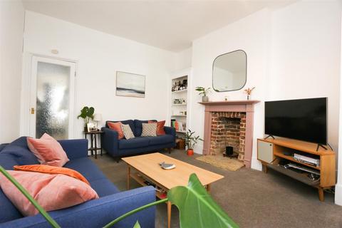 2 bedroom flat to rent, Medina Villas, Hove