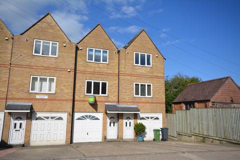 3 bedroom terraced house to rent, Corinthian Court, West Hill Road, Cowes