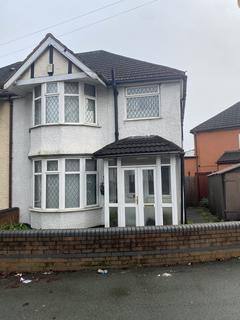 3 bedroom semi-detached house to rent, Cannock Road, Wolverhampton WV10