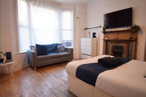 4 bedroom house to rent, Fernlea Road, London SW12