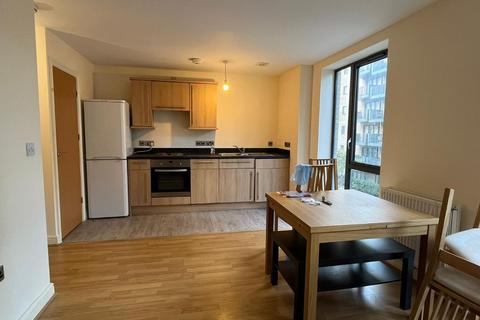 Studio to rent, Crawford Court, Charcot Road