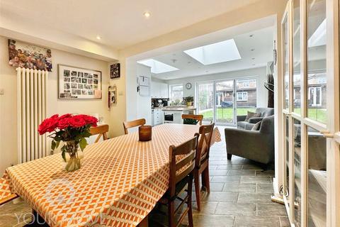 4 bedroom semi-detached house for sale, Broomhill Road, Kent DA1