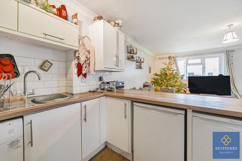 2 bedroom end of terrace house for sale, Thatches Grove, Romford, RM6