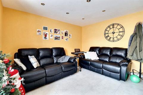 3 bedroom semi-detached house to rent, Sandpiper Close, TILBURY