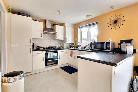 3 bedroom semi-detached house to rent, Sandpiper Close, TILBURY