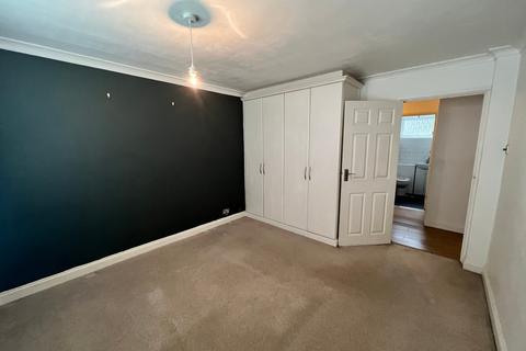 2 bedroom flat to rent, Stapleton Close, Potters Bar, EN6