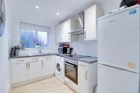 1 bedroom flat for sale, Leigh Road, Leigh-On-Sea SS9