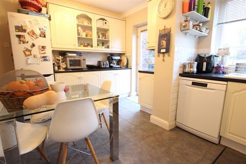 3 bedroom semi-detached house to rent, Church Street, London