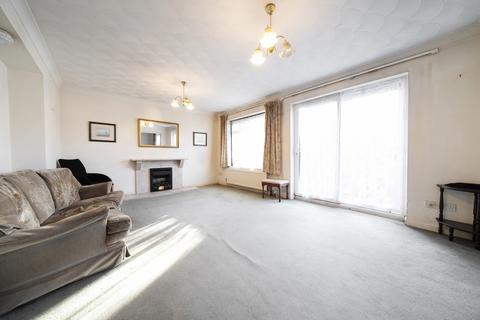 2 bedroom bungalow for sale, Derwent Avenue, Ickenham, Uxbridge