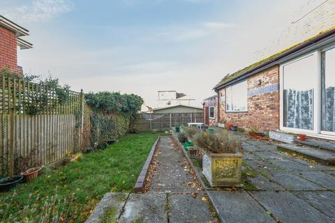 2 bedroom bungalow for sale, Derwent Avenue, Ickenham, Uxbridge